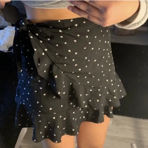 Kjol med mönster - Söt kjol som passsr S/M. Nästan oanvänd. 30kr