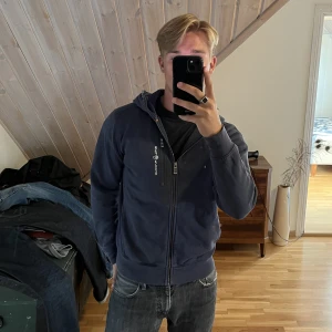 Sail racing kofta - Blå sail racing kofta som inte andvänds. Storlek: M passar S Nypris:1500 kr Pris:499 + frakt Betalning sker via Swish, skriv om ni har frågor!