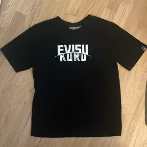 Säljer denna äkta evisu t shirten i storlek M i nyskick, använd Max 3 gånger💗