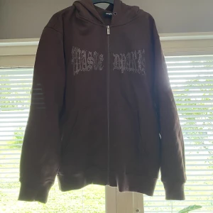 Rhinestone hoodie - Riktigt snygg rhinestone hoodie från märket Wasted paris, sitter sjukt bra på mig som är 186cm, säljer pga den inte får användning längre. 