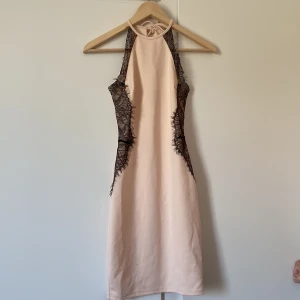 Superfin Festklänning - Superfin klänning från NLY one, som aldrig blev använd! Och även har lappen kvar! Storlek xs 🌸  Liten öppning i ryggen (kan fixa bild) som ger detalj på även på baksidan! 💃🏼