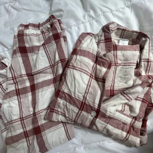 Ett pyjamas sett  - Bra skick, använd få gånger 