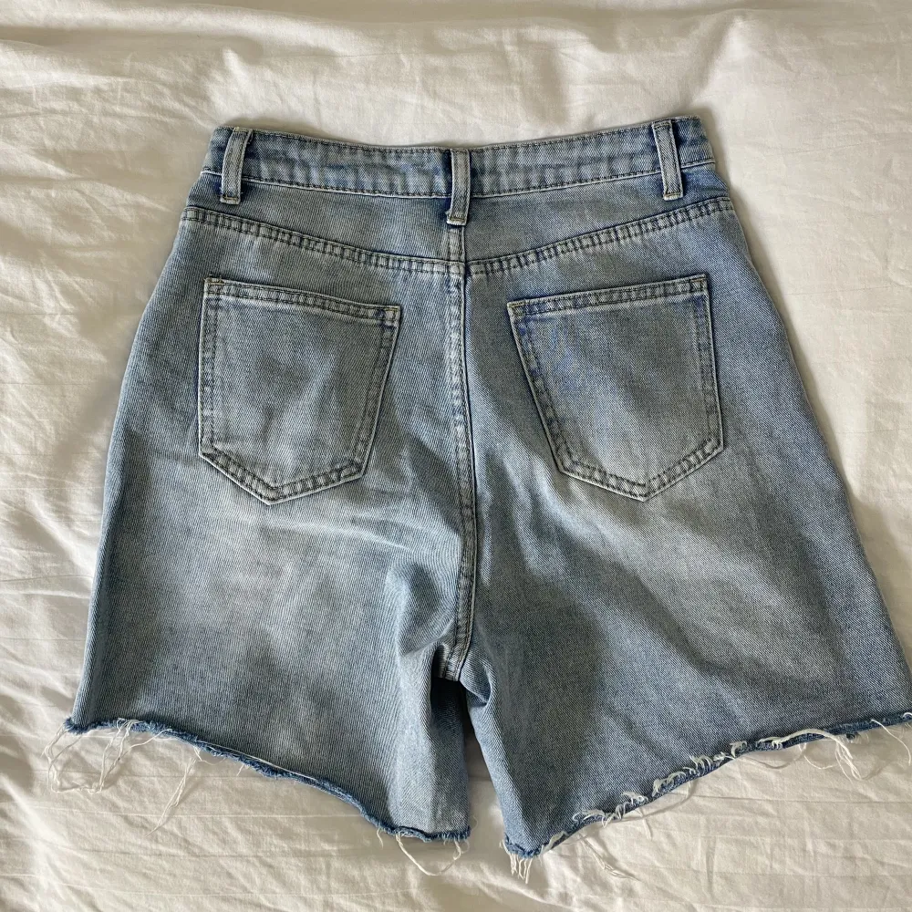 Snygga jeansshorts, använda enstaka gånger. Kan köpas tillsammans med linneshortsen (se min Plick) för paketpris!. Shorts.