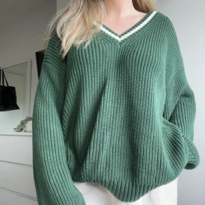 Stickad tröja - Supersnygg stickad tröja med v-ringning från weekday i stolek S. Passar även större storlekar om man vill ha mindre oversized. Skicka meddelande vid frågor😊