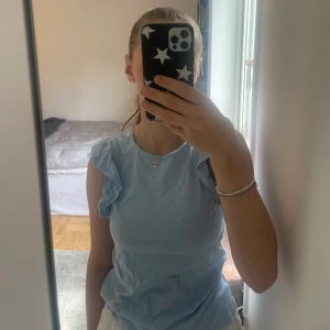 Jättefin T-shirt 🙌🏻 - Säljer denna jättefina t-shirt/linne tröjan! 🌟 nästan aldrig använd, kommer från new yorker. 🥰 tröjan är i strl xxs men passar mig bra som har xs-s! Säljs då den inte kommer till användning. Frakt tillkommer & tröjan stryks innan den postas! Kontakta mig vid frågor mm. 💖