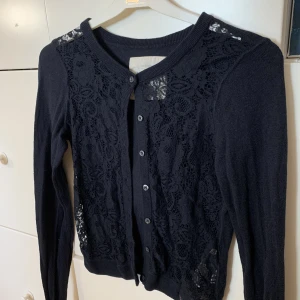 Hollister kofta  - En fin mörkblå kofta med spets. Och knappar hela vägen! Pris kan diskuteras 💕