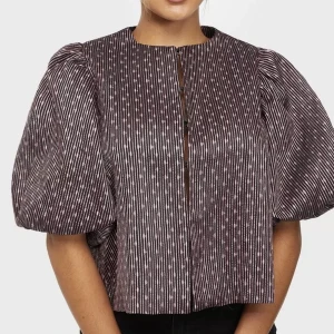 By Malina Blus (Cleo) - Blus från märket By Malina (Cleo) i storlek Small. Blusen är svart med rosa/lila glitter mönster. Använd vid få tillfällen.