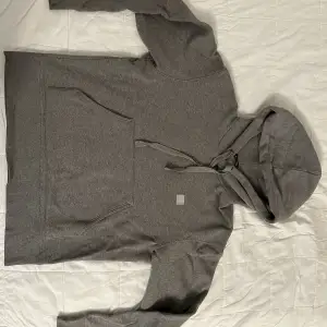 Begagnad acne Hoodie. Använt några gånger. Senaste tiden haft nervikt i garderoben.   Bra skick! 