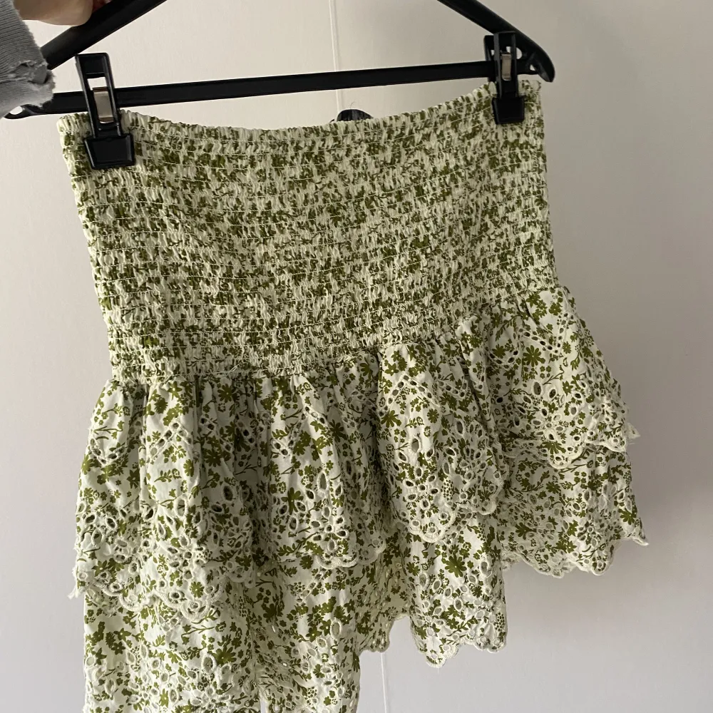 Säljer denna kjol från Zara, jättefin men den kommer aldrig till användning 💕  Storlek M. Kjolar.