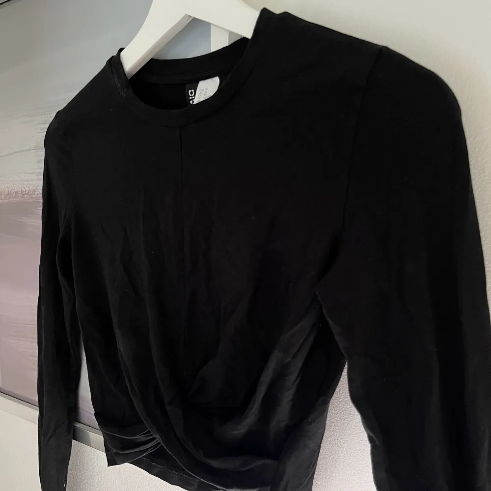 Säljer denna jätte fina svarta tröjan från hm. Använt ett fåtal gånger. Storlek xs. Toppar.