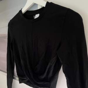 Säljer denna jätte fina svarta tröjan från hm. Använt ett fåtal gånger. Storlek xs