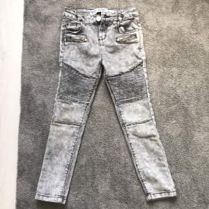 De är ett par gråa jeans som har blivit använd några ggr det finns inga hål.