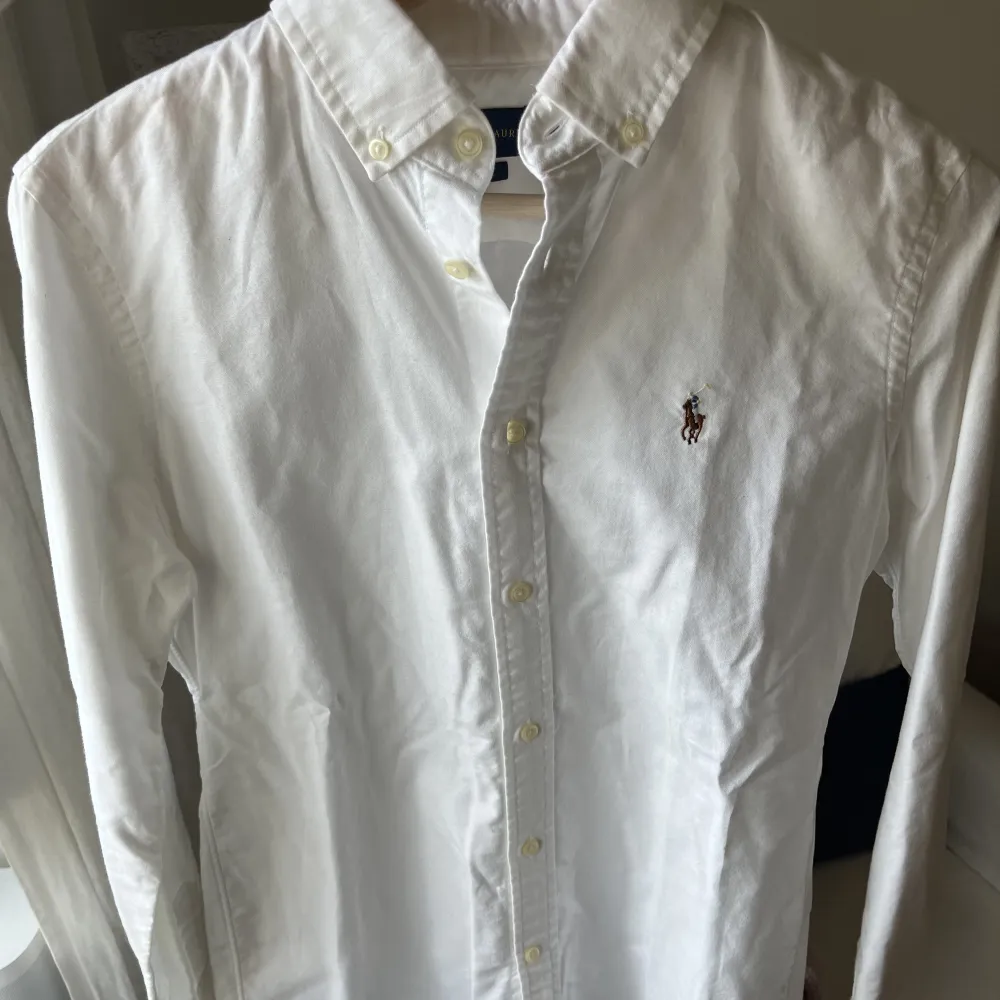 Polo Ralph lauren - klassisk fit oxford skjorta. Väldigt bra skick, knappast använd. Orgininalpris 995kr säljes nu för 500kr exklusive frakt. Storlek 6 vilket motsvarar storlek XS - S ❤️. Skjortor.