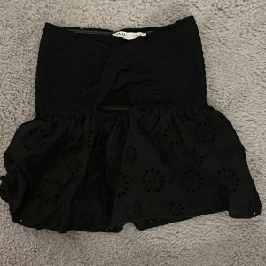 Tub topp  - Säljer denna svarta tubtoppen från zara pga ingen användning. Använd gärna köp nu! 
