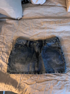 Kort jeans kjol - Kommer tyvärr aldrig till användning! På 3:e bilden ser ni hur färgen är i solljus🩷Lägg prisförslag!