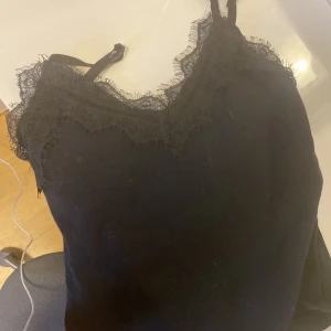 svart linne med spets🤍 - Funderar på o sälja mitt älskade svarta spetslinne. Skriv för bilder med det på💗💗💗