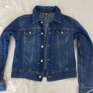 Diesel Jeansjacka - En marinblå jeansjacka från Diesel. Använts flitigt men fortfarande i bra skick. 💙