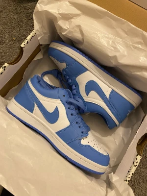 Jordan 1 low - Oanvända i storlek 37 inte äkta🌸 Pris kan diskuteras.