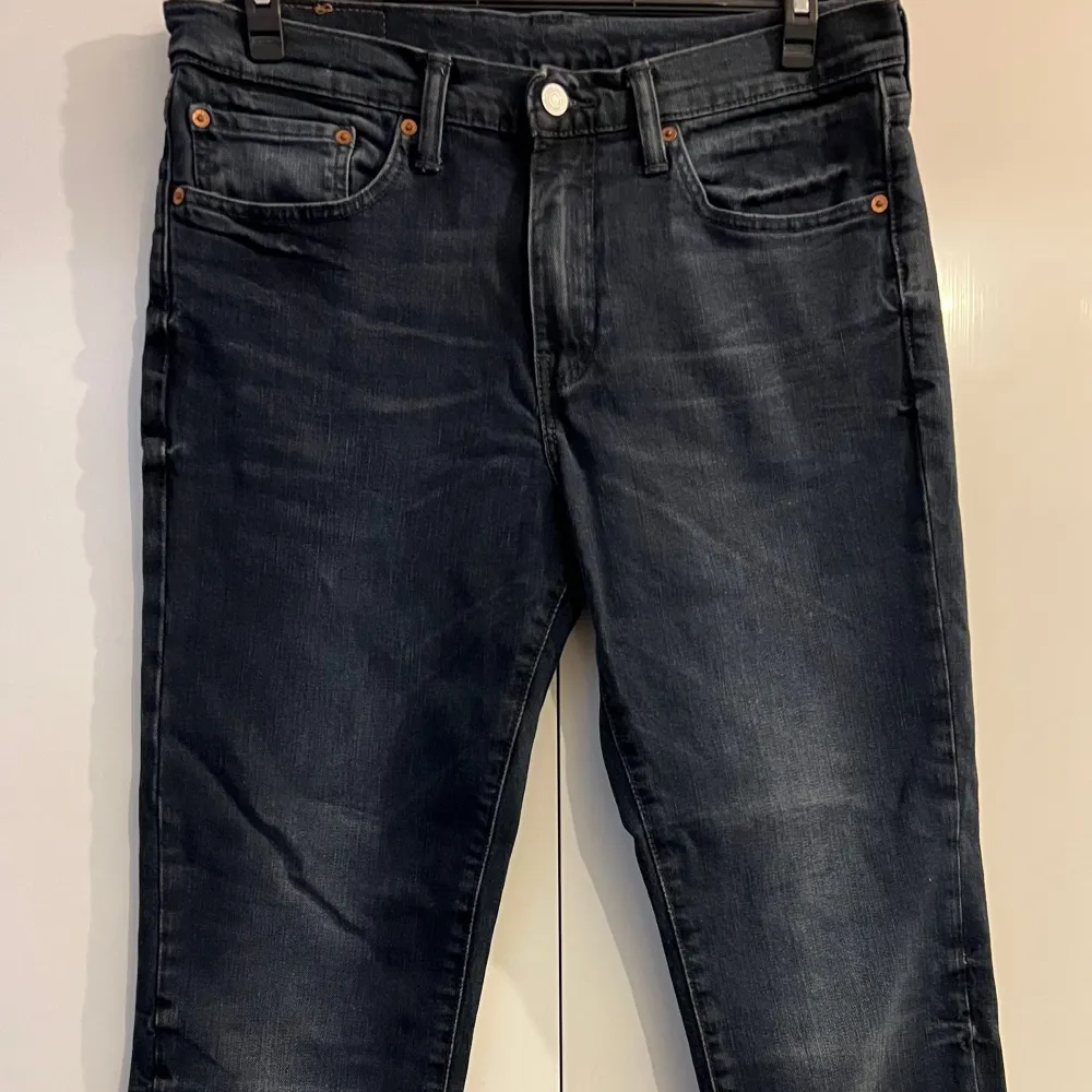 Jeans från Levi's, modell 511. Använd, men utan anmärkning.  Storlek: 33/32 Material: Bomull, elastan. Jeans & Byxor.