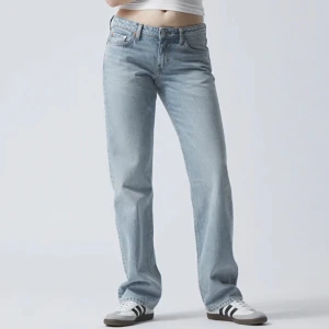 Lågmidjade jeans - Säljer dessa jättefina jeansen från Weekday i modellen Arrow då de blivit för små. Fint skick, inget att anmärka på. Nypris 590, säljer för 360 + frakt. Har ingen bild med dom på, men kan säkert leta upp några gamla bilder vid intresse.