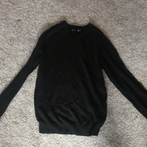 V ringad stickad tröja - Super snygg stickad tröja från lager 157. Den är lite V ringad. Fraktas med frimärken och köparen står för frakten. Plagget tvättas innan postning. Kom privat vid intresse.