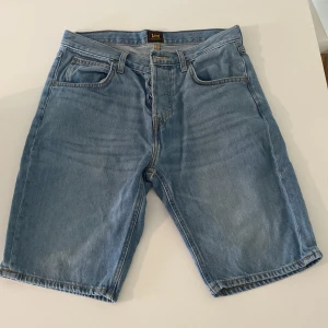 Shorts  - Shorts från Lee i storlek 31/M. Säljer då dom är för små för min kille men de är sparsamt använda! Köptes för 599kr.