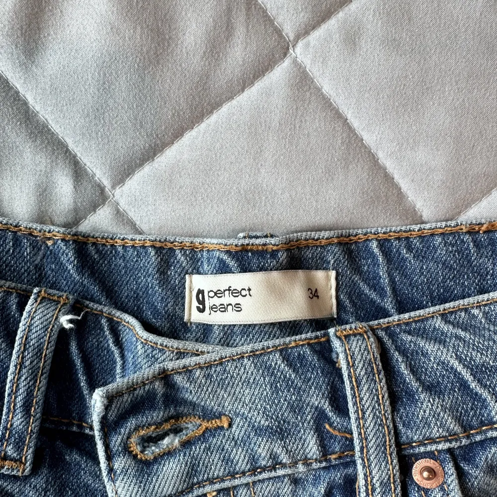 Blåa jeans från Gina i storlek 34. Väldigt fina och endast använda ett fåtal gånger. . Jeans & Byxor.