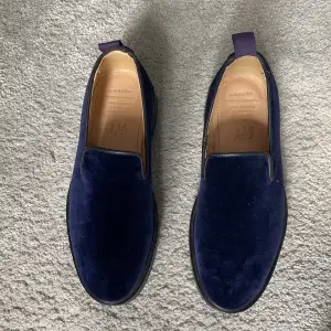 Underbara loafers från Eytys i mörkblå sammet i nyskick. Säljer då de tyvärr va lite för stora för mig som vanligtvis har storlek 36