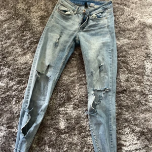 Slitna jeans - Stort hål på ett av benen