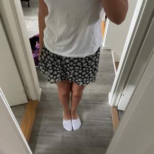 Jättefin blommig kjol perfekt till sommaren!! Köpt på H&M🙏🏻🙏🏻 pris går att diskutera, frakt tillkommer🥰
