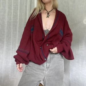 Kofta  - Kofta perfekt för jul hehe.   Jag är vanligtvis en storlek s och 164cm lång. Glöm ej mina andra annonser 💌