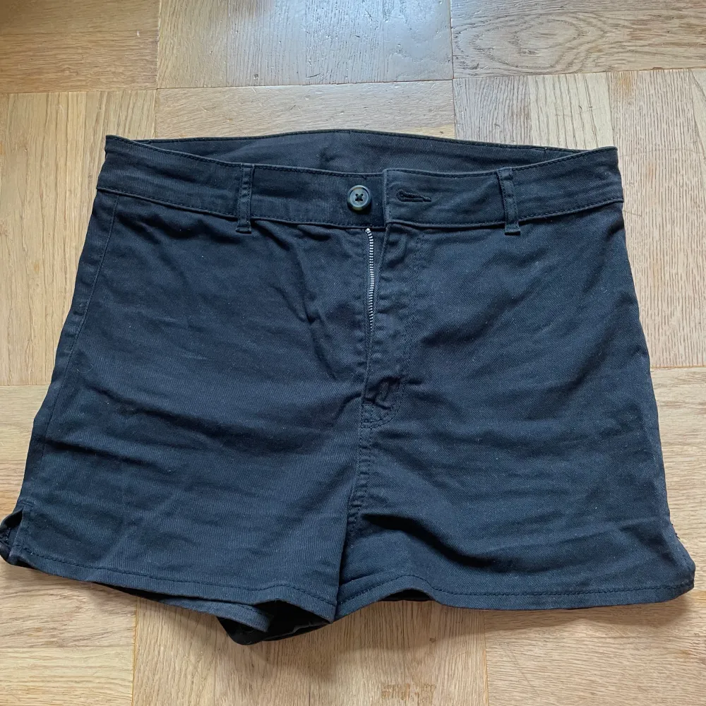 Svarta shorts från HM, i storlek 42, men små i storleken. Shorts.
