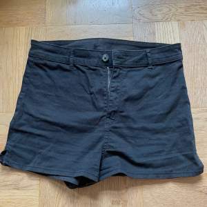 Svarta shorts från HM, i storlek 42, men små i storleken