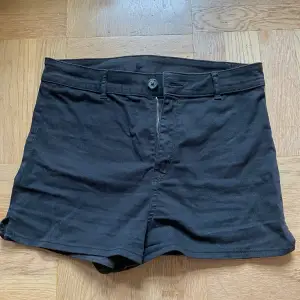 Svarta shorts från HM, i storlek 42, men små i storleken