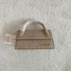 KOPIA jacquemus - En väldigt fin KOPIA på denna fina jacquemus väskan, aldrig använd och dustbag följer med! Kan tänka mig att gå ner i pris! (Den har även ett axelband så att man kan hänga den runt axeln) 