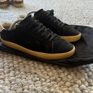 Saint Laurent skor - Saint Laurent skor i fint skick. Kan gå ner i pris vid snabb affär  Storlek 42/5