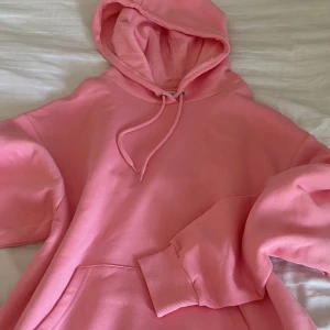 Hoodie - Rosa hoodie från Monki, köpt för nått år sedan. Helt oanvänd pågrund av att jag köpte i fel storlek💗storlek S