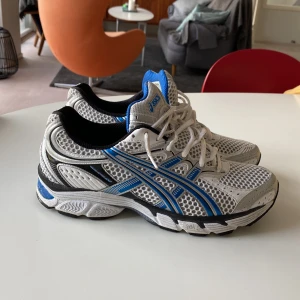 T9E0N asics gel-pulse - Ett par med as snygga Asics Gel-Pulse Skick: 9/10 Nypris: 110€/1270kr Jättebrs och sköna för sommaren och gymmet eller om man behöver skor för att springa. Kom med bud kan tänka mig låga priser.  