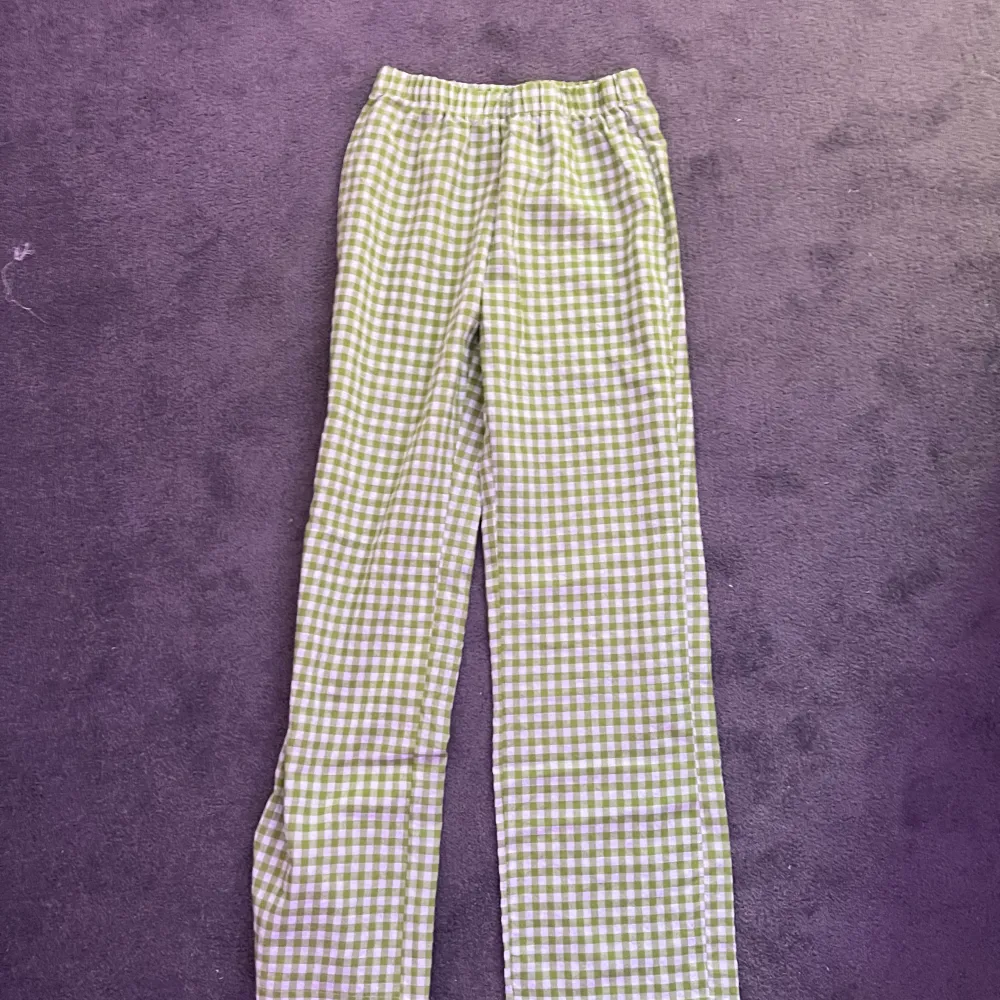 Grön rutiga byxor som kan användas som både pyjamas samt vardagliga byxor. Aldrig använda. Byxorna har resår runt midjan och raka ben. Inte särskilt stretchiga💚. Jeans & Byxor.