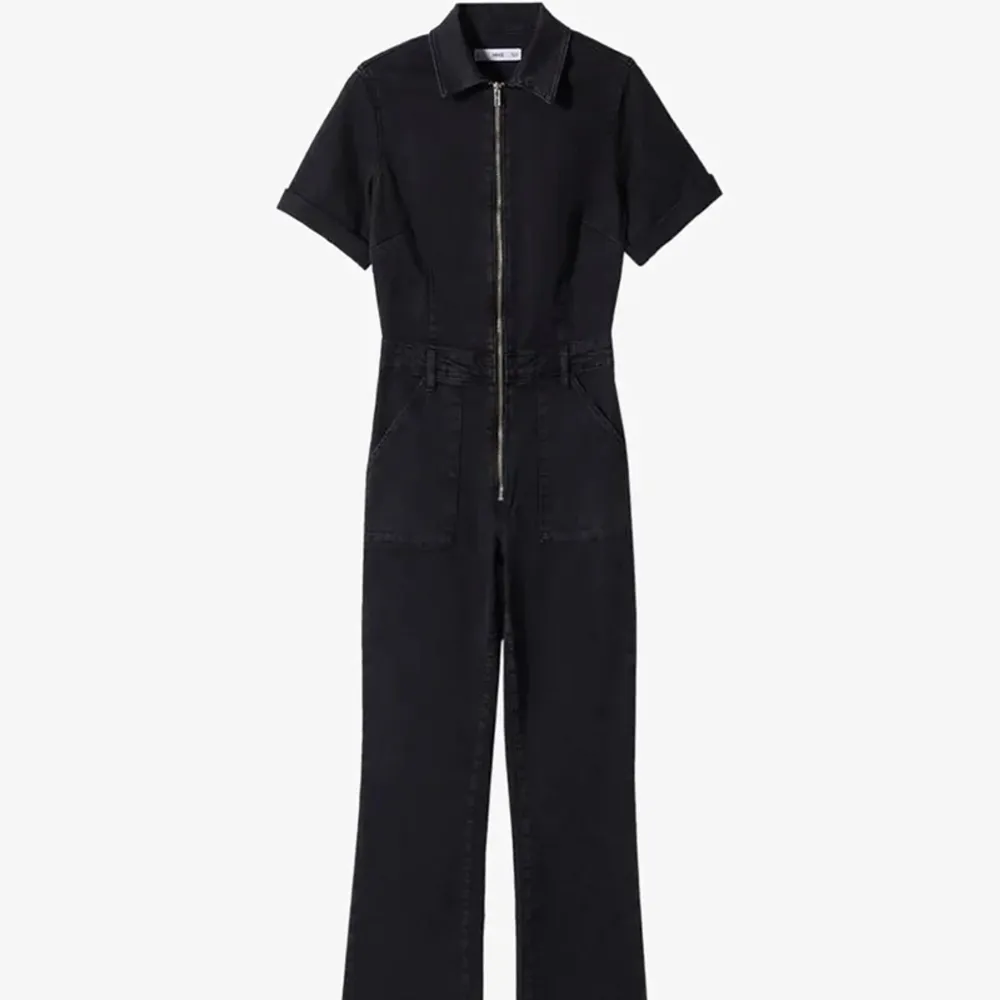 Säljer min jeans jumpsuit, i tvättad svart färg (mörkgrå) Använts 1 gång och har inga defekter Skriv för frågor, kan diskutera pris vid snabb affär.. Jeans & Byxor.