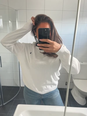 ralph lauren tröja  - Säljer en vit Ralph lauren tröja med ett jättelitet hål i. 150 kr istället för 1500
