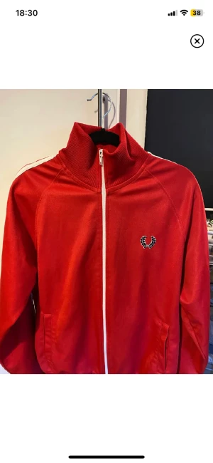 Fred perry - Den är inte väl anvönd, jätte fint skick, skriv för frågor eller bilder, den är storlek M men jag är xs/s och den passar mig!