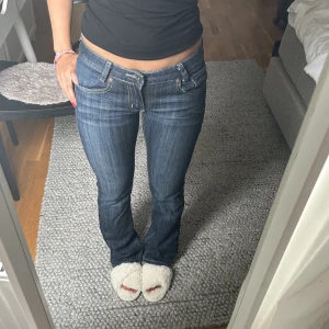 Lågmidjade jeans  - Lågmidjade jeans från märket d-zire jeans i mycket bra skick. Storleken i dem är W27 L33 men skulle säga att de passar som XXS/XS. De är bra läng för någon runt 160–165 cm Midjemått: 72 cm  Innerbenslängd: 80 cm