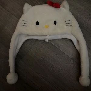 Hello kitty mössa - Jätte söt hello kitty mössa. Ordinarie pris 199. Säljer för 150