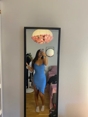 Festklänning  - Sitter väldigt bra framhäver de som behövs helt oanvänd då jag skulle Ha den på min födelsedag men de blev en annan köpt för 800