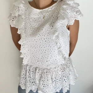 Spetsblus - Världens sötaste spets blus! Storlek 42 men perfekt på mig som brukar ha 36❤️