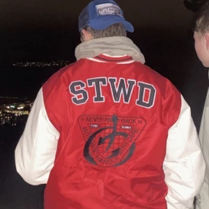 Collegejacka - pull & bear - Säljer denna feta collegejackan från pull & bear.  Skick 8/10 Storlek - Large Pris kan diskuteras vid snabb affär