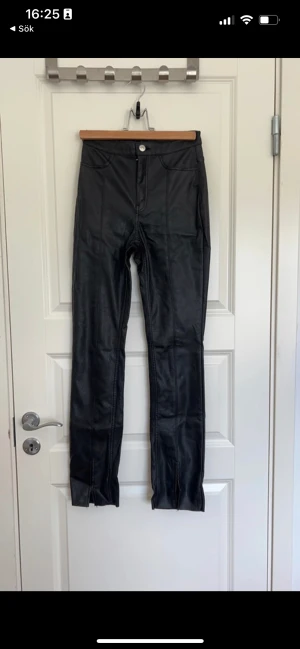 Svarta läderbyxor  - Svarta byxor i skinimmitation från h&m. Använda men utan anmärkning på skick
