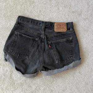 !!kan ej lösa fler bilder eller mått!! Levis shorts, tror det står 29 i storlek, passar dock typ som 25or/S