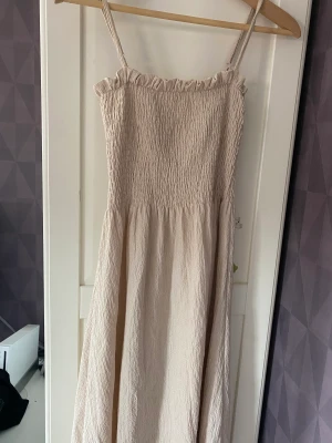 Lång klänning - Lång beige klänning, använd en gång och inga skador